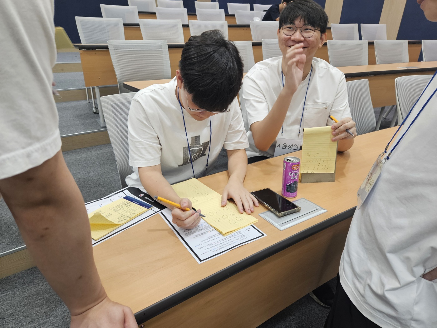 전략 수립 중인 6인 연합: 왼쪽부터 [2 김민석], [1 백승진], [4 윤성원], [5 김수민]